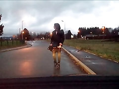 Кроссдрессинг снять юбку на дороге