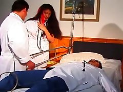 сексуальная латинская медсестра лия сантьяго получает едят и бурят док