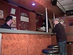 Gang bang improvise avec une jolie brune dans un bar