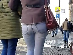 Hot ass in the street