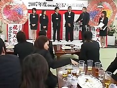 increíble chica japonesa en el sexo en grupo loco, escena pública de java