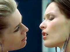 Rebecca Romijn And Rie Rasmussen Lesbo Scene In marry queen teen6 Fatale