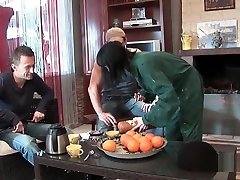 La fermiere est une bonne cochonne