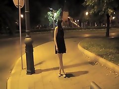 девушка ходит по улице голая