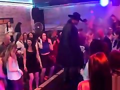 gli adolescenti cattivi diventano completamente pazzi e nudi alla festa hardcore