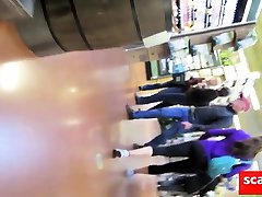 два подростка наклоняясь для нас