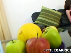 la petite porn klub vulkan net brune est baisée par deux mecs bien doués