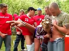 可爱的德国女孩Kyra在户外乐趣
