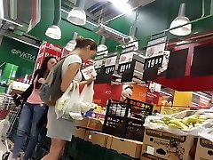 dziewczynka z plecakiem w upskirting wideo