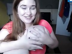 线控制动女孩与大胸部摩擦油和自慰猫