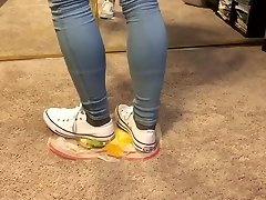 白色匡威粉碎苹果和橙色