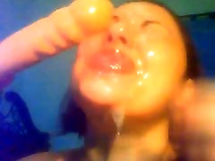 Camslut Dorothy fucks در دهان و الاغ او را با dildo بزرگ