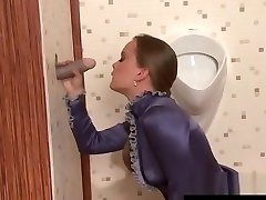 la chic fille suce la bite à la gloryhole des toilettes
