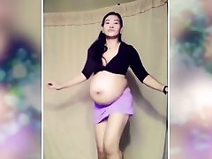 नृत्य और चिढ़ा गर्भवती बेब