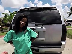 Roadside - Stacy gives her enfermera culona cogelona con tacones a blowjob in public