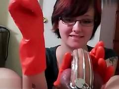 les gants de caoutchouc taquinent et dénient