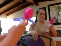 bais au cap Babe With Buttplug Toys Her Pussy
