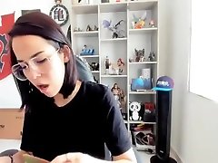 Latina show ass on cam