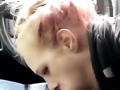chica caliente chupa la polla de los tíos laterales en el camino de entrada de su novio