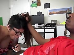 Huge Ebony Weapon Fucks Sexy Lebanese chica con camisa Pussy