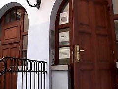 la vieille blonde plaît au adolescent homme