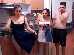 Amateur video porno bocah FFM trio act out the scene on webcam