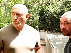戴着手铐的顺从的青少年性交户外活动