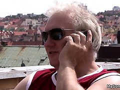 un viejo forzando a un adolescente a tener sexo sucio