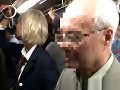 японская блондинка аика щупали в автобусе и насилию в общественном туалете