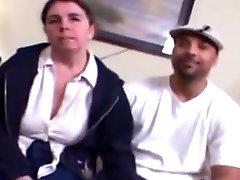打破常规的妈妈卖猫支付账单。