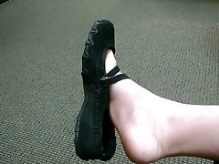 publiczny buty do gry w lekarza biurze w czarnych mieszkaniach sandały sexy nogi