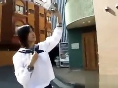 japanische mädchen nackt auf der straße