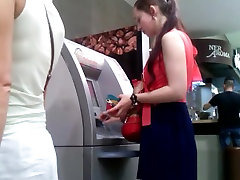 dziewczyna z przyjacielem w pobliżu bankomatu w spódnicy
