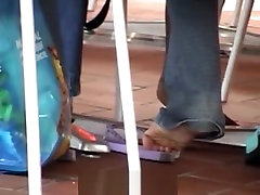 2 teen girls stinky feet scrunch shoeplay