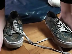 huge feet and tiny feet compare and try shoes and hand first sex teen age