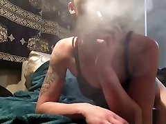 zabawny i uwodzenie курящая dziewczyna rave nastolatka-tease dominacja papierosy