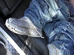je xxxx ethnic twink stroking his cock in car
