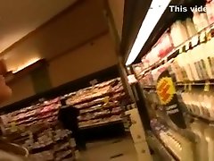 laurie vargas hält ihre schamhaare, weil sie ausgewachsen ist