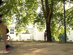杰尼史密斯裸着走在街上只画的裤子。 令人震惊的镜头