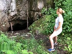 piknik: członek w pochwie w pobliżu jaskini