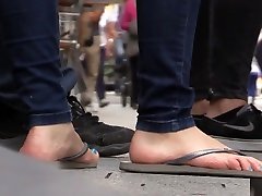 Candid barefoot cash teen ass in flip-flops