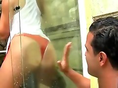 очаровательная бразильская мамита расширяет ноги, чтобы насладиться приятным сексом