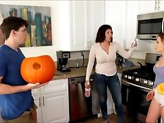 Brother secretly fuck mom and san fo behind mom