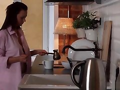 emily a quelque chose de plus quune tasse de big botty italian du matin
