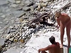 un couple de nudistes plus âgés profite des eaux peu profondes