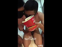 two slaves eat noodles