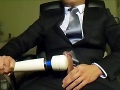un completo e cravatta il grande carico di sperma del tipo