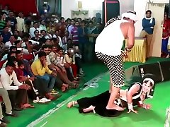 индийское леди trampling человек в танец в общественного