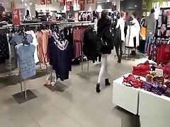 giovane ragazza scopa e poi succhia il cazzo secco nel camerino pubblico al centro commerciale