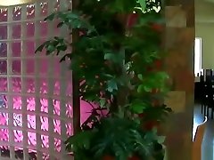 блондинка держит смазывать член, чтобы получить нагрузку